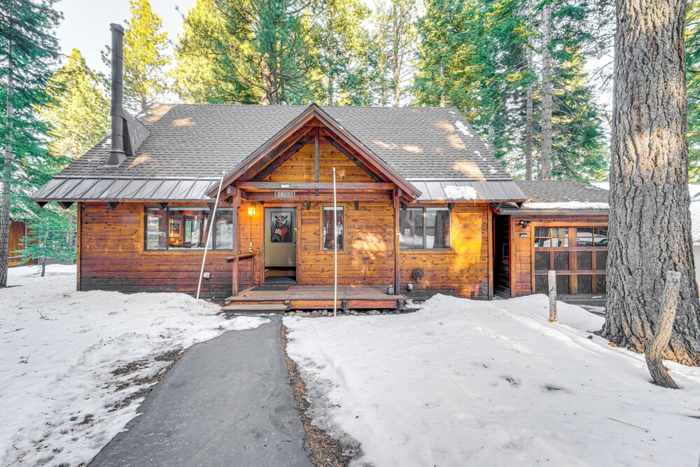 3 Mi to Skiing: Retreat w/ Deck in Tahoe Donner!