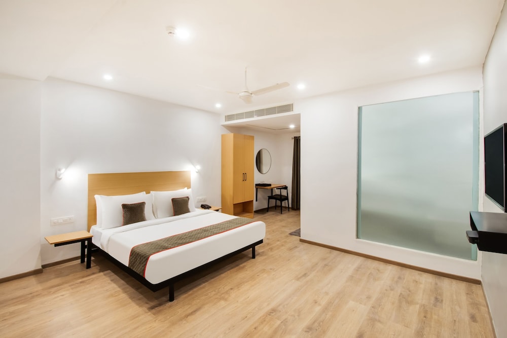 OYO Townhouse 228 Hotel Alana view 5