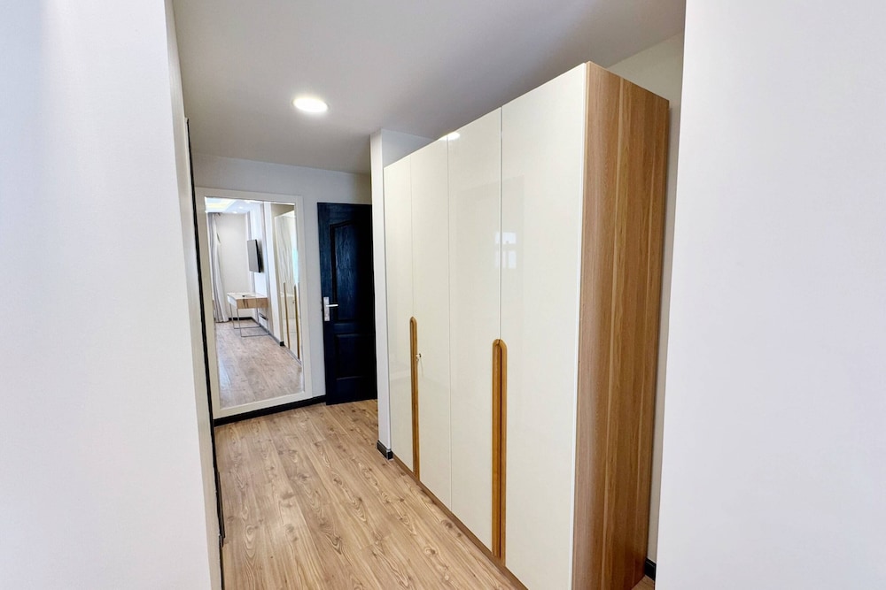 Calm & Classy 2BR - 5 min to Airport