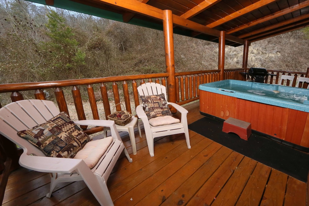 Smoky Cascades 1 Br cabin by RedAwning