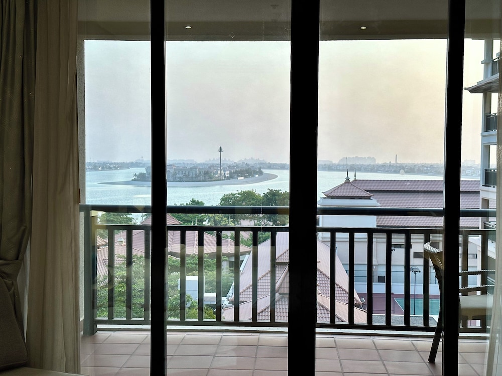 Lux BnB I Palm Jumeirah Resort I Palm Views