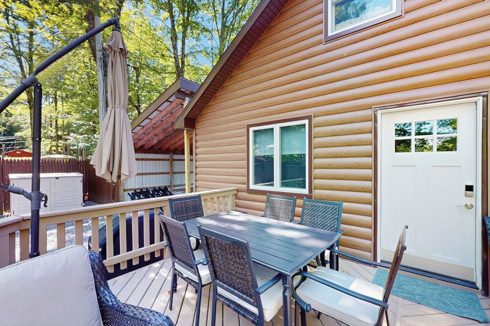 Hot Tub + Deck: Waterfront Home on Sacandaga Lake