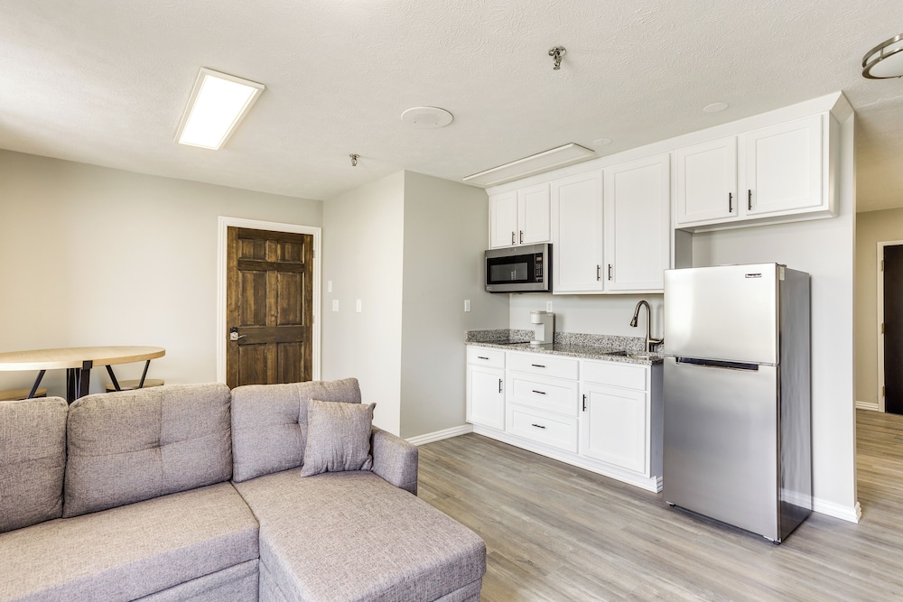 < 1 Mi to Oakland City University: Cozy Apartment