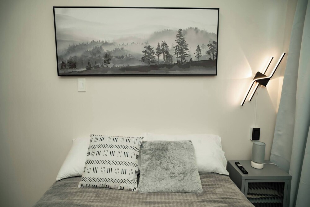 2-bedroom Elegant Condo With Sunrise & Mountain View