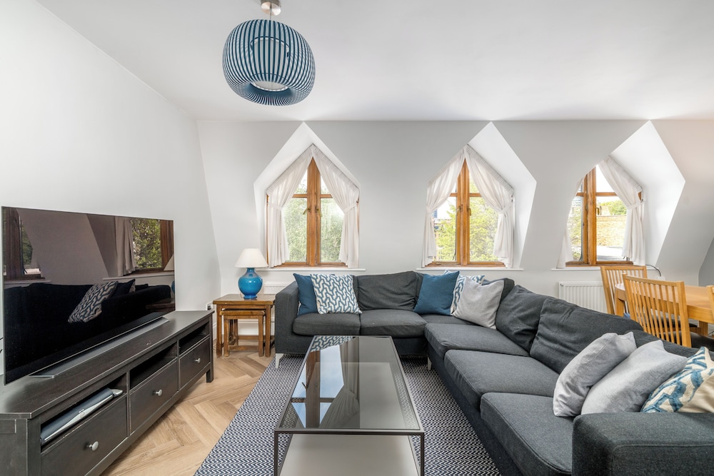 Chic 2BR Battersea Flat - Terrace & Pet-Friendly