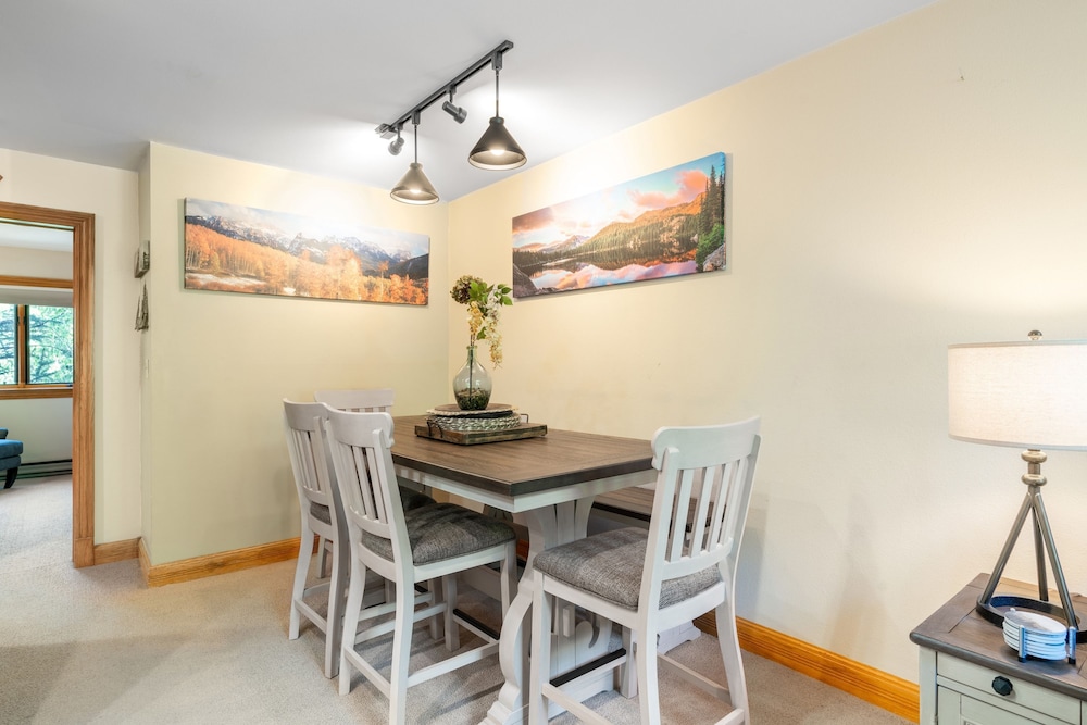 Cimarron Lodge 14 by Avantstay Ski-in Ski-out Property in Complex w Two Hot Tubs Permit 3601