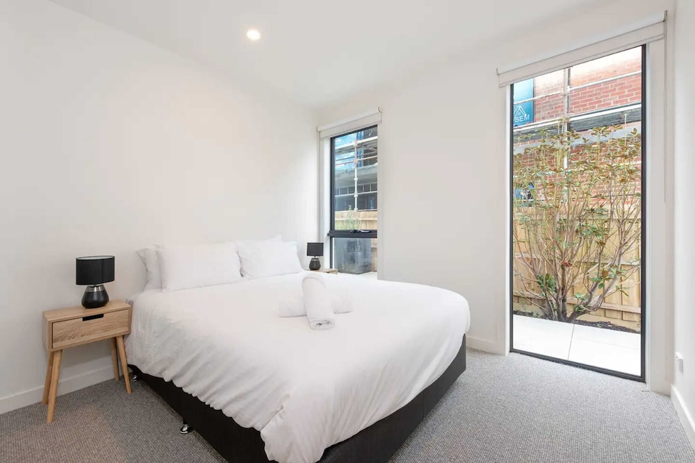 Stylish 3 Bedroom With Free Parking view 5