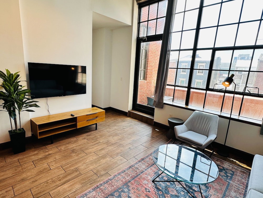Sosuite 2BR Apt w Balcony W D Gym On-site Bar view 5