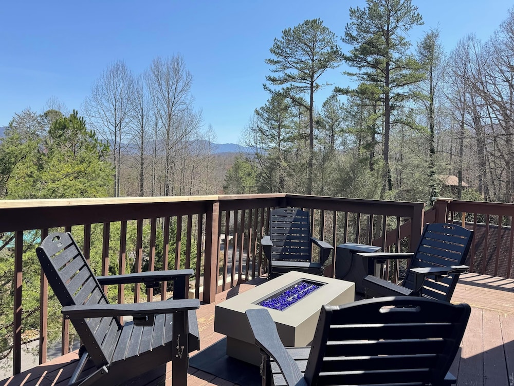 Hilltop Hideaway by Jackson Mountain Rentals