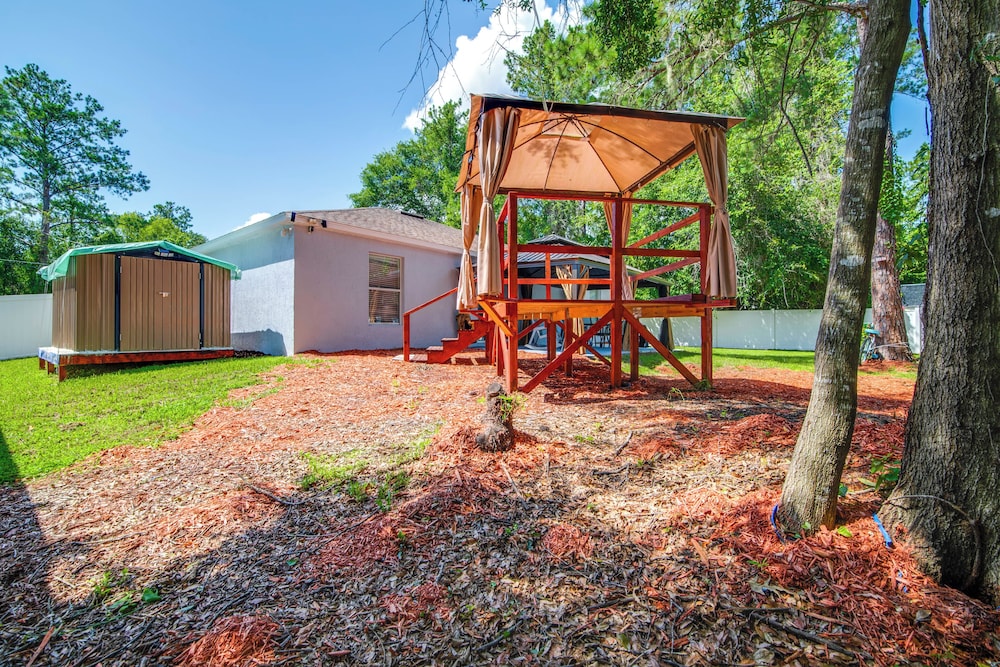 8 Mi to Silver Springs: Tranquil Home w/ Gazebo