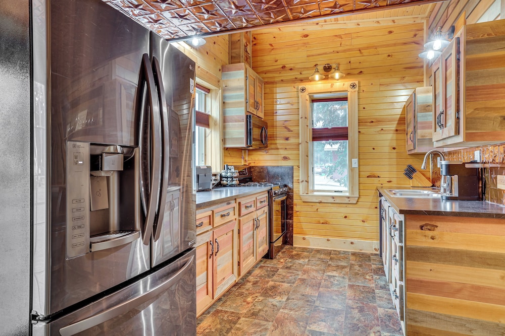 Steps to Marina & Beach: Couples Cottage in Pepin