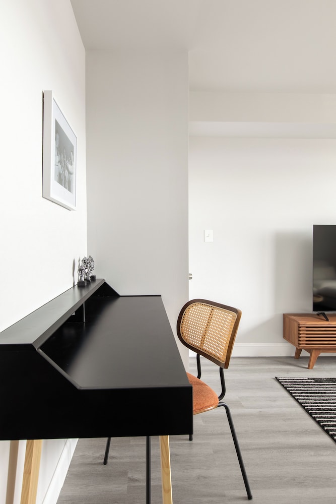 Chic & Cozy Philly Stay in City Center