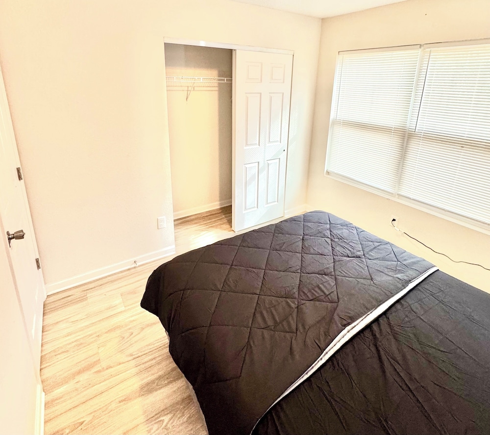 3 Bed Home 5 Mins to JAX Airport & Zoo