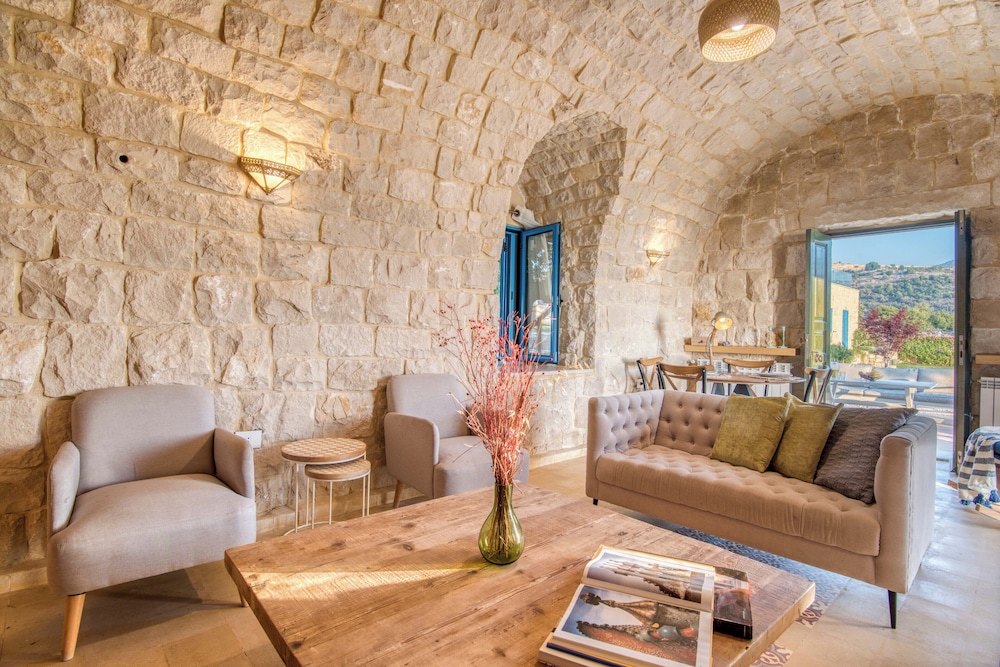 Red Oak House With Garden & Terrace in Assia, Batroun