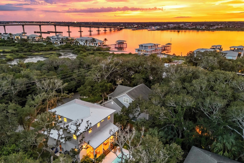Serenity at Surfside by Avantstay Pool, Porches, Fire Pit & Arcade Near Vilano Beach