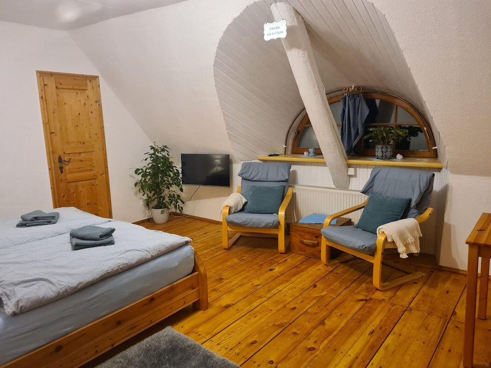 Retreat With Garden & Family Amenities