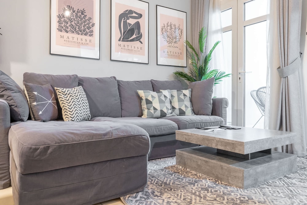 Pleasing 1-bedroom for 4 in JVC for Relaxing Getaway