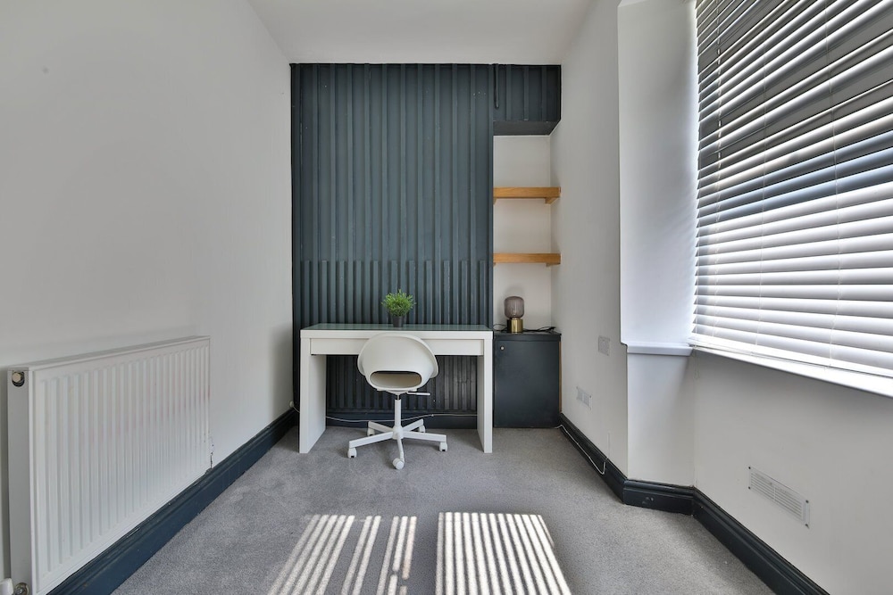 Bright 3-bed Swansea House + Parking