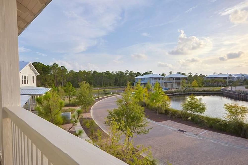 WHITE SAND REUNION 5 Bedroom Holiday Home by Five Star Properties