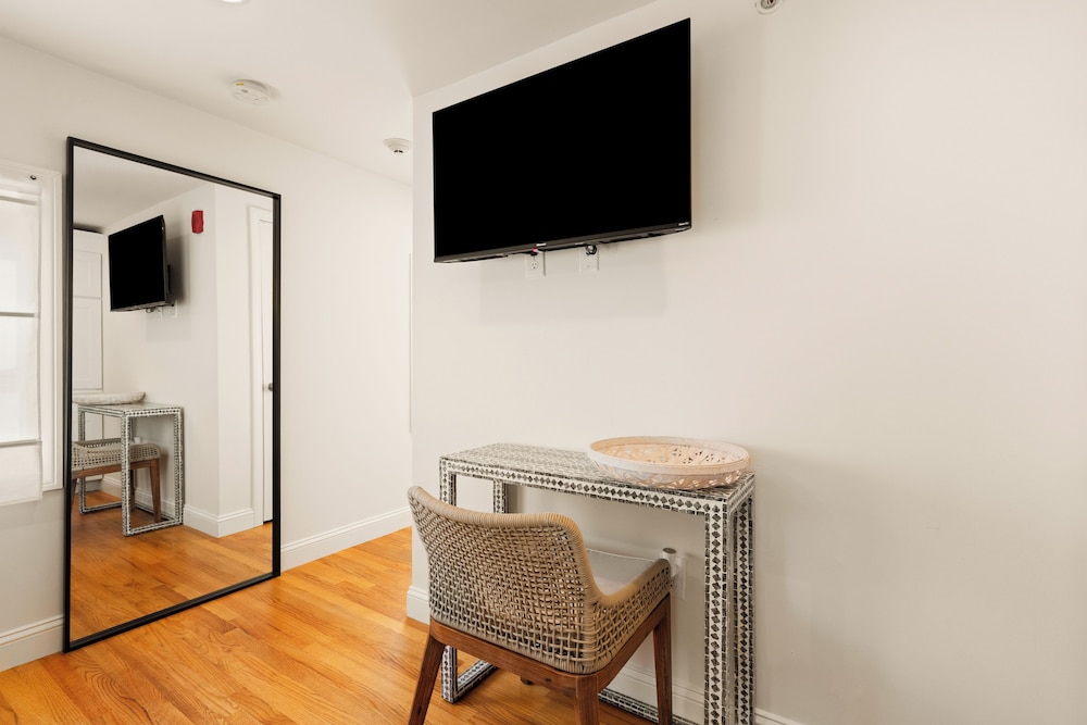 Hygge House Suites