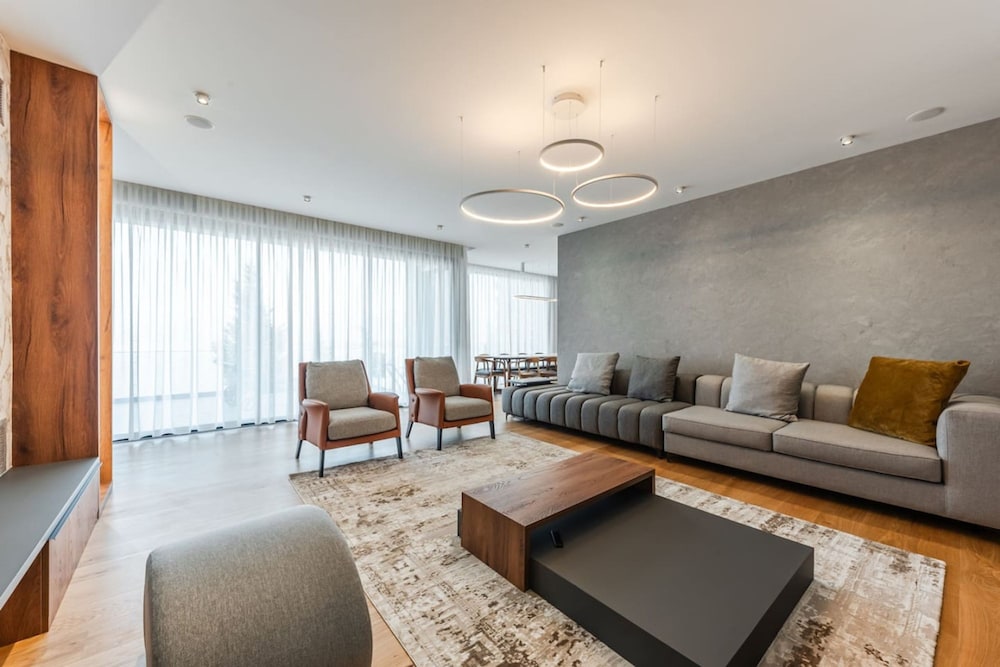 Villa Serenity Luxury Lakeside Manor