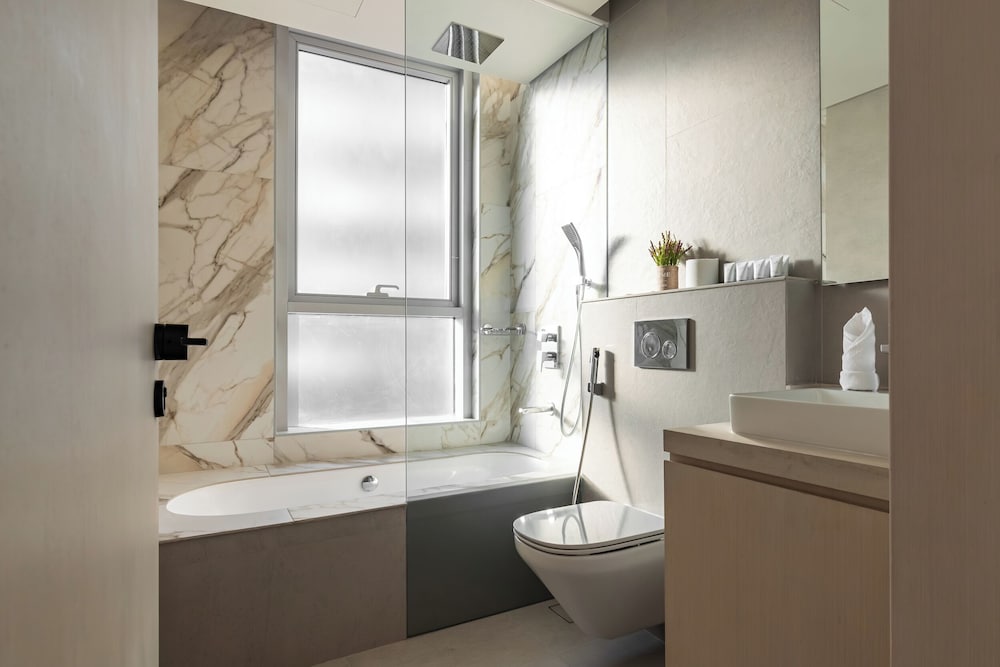 SIMPLY COMFORT  Bright Apartments Steps from Marina Walk