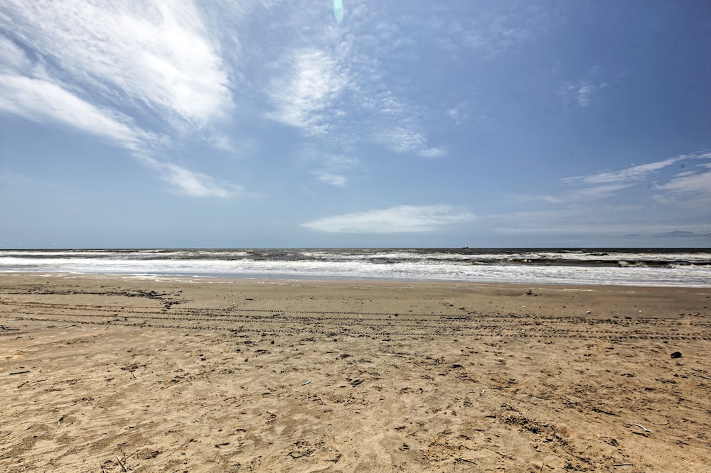 1 Mi to Surfside Beach: Bbq-ready Home in Freeport view 3