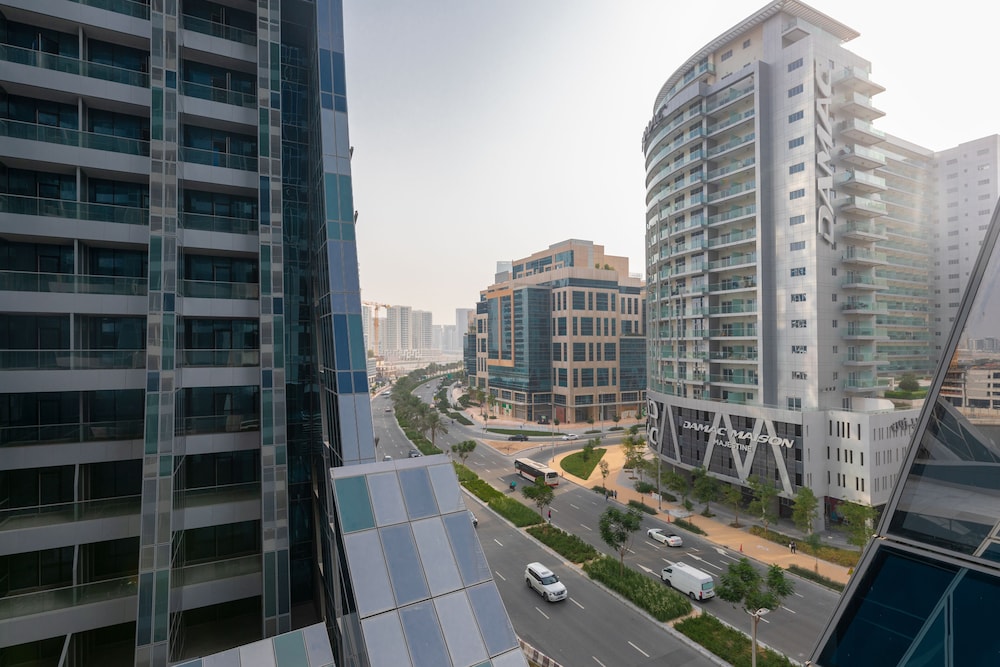 SIMPLY COMFORT Urban Chic Suites in J One Tower City & Canal Views
