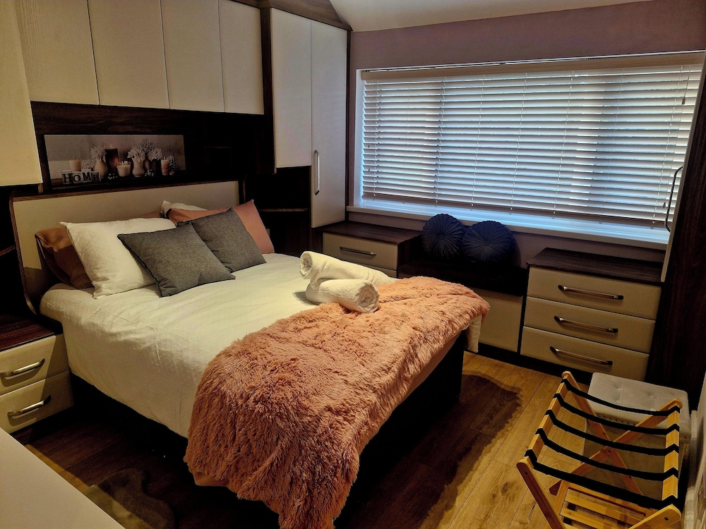 Beautiful Wythenshawe Home Near Airport With Garden & Parking Sleeps 5