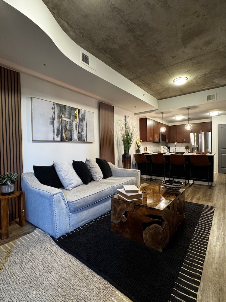 Mid-town Luxury Apt High Rise Gym Pool Parking