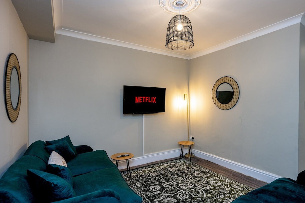 Comfortable 4-bed Home With Free Parking Wales