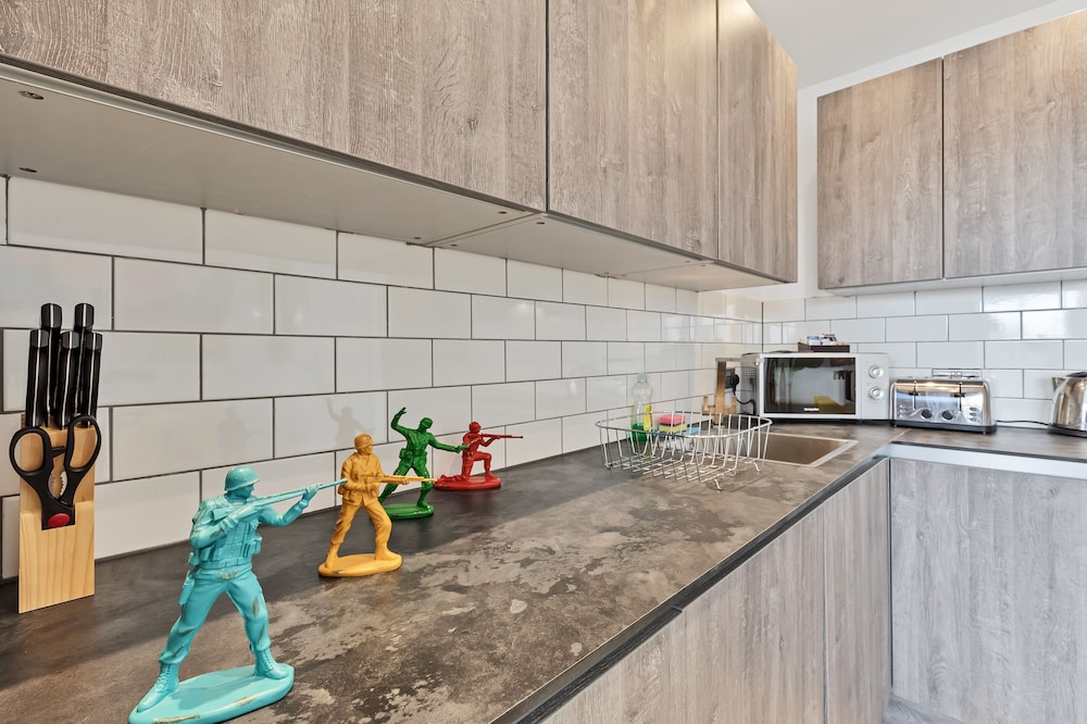 Right On : Bright On Apartment 1E | By My Getaways view 4