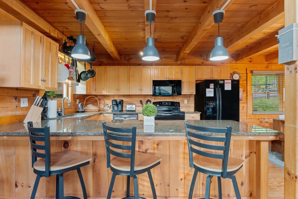 Breathtaking Hideaway 5 Bedroom Cabin