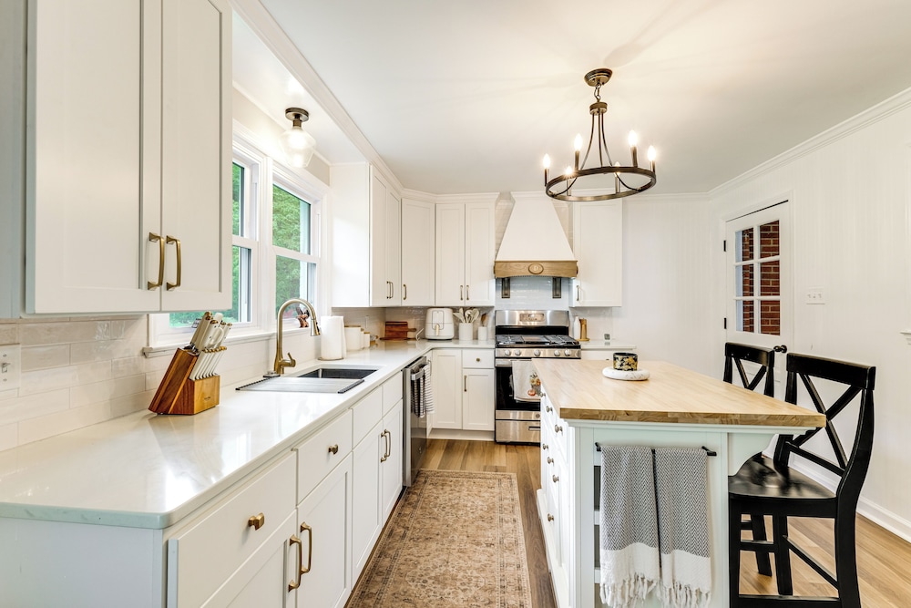 Alleghany Mountain Cottage w/ Porch & Backyard