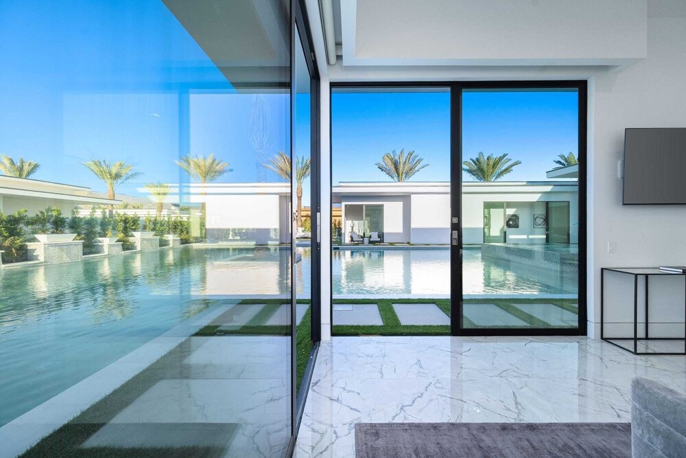 Sleeps 20 Spacious Retreat Pool & Hot Tub Retreat Bravo Villa #4 by Avantstay