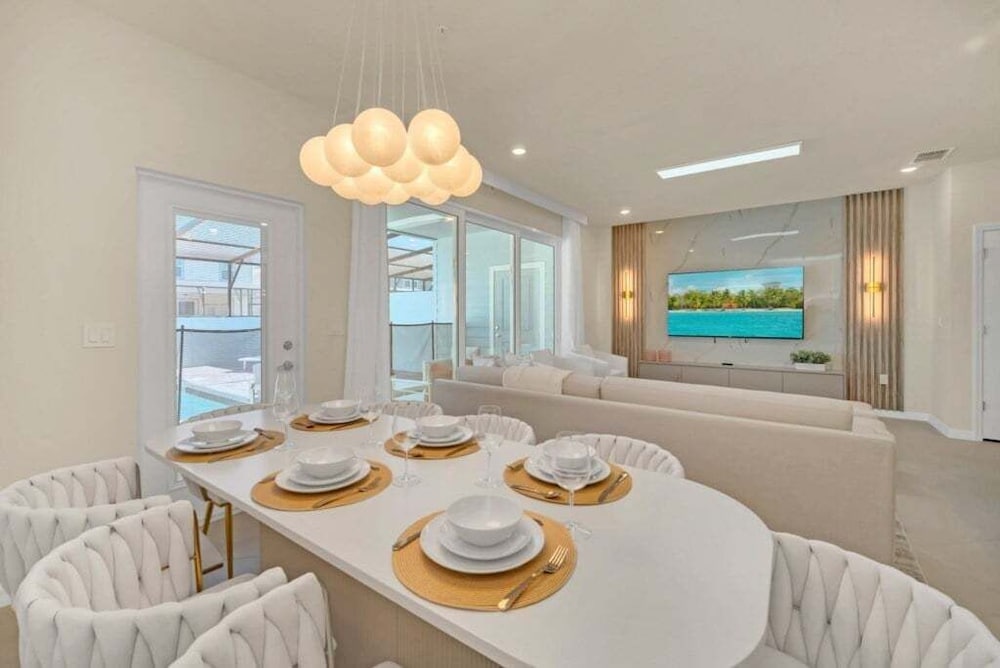 Luxury Home With Splash Pool 5 Bed Townhome! 5 Bedroom Townhouse