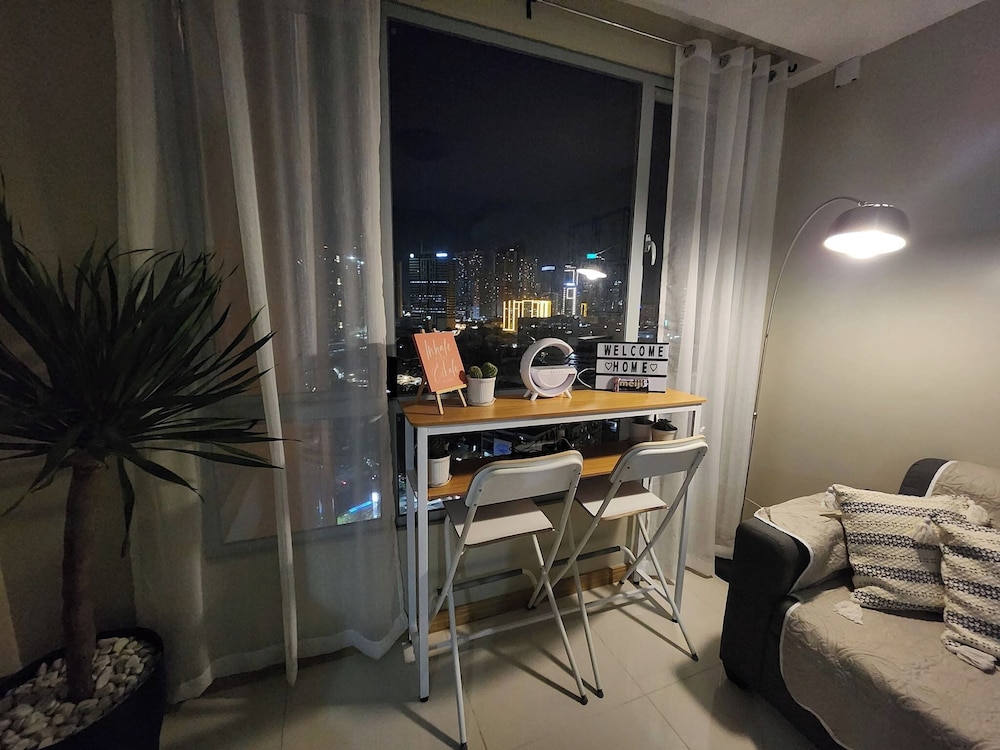 Cozy 1BR Condo in Mandaluyong City With City Skyline View