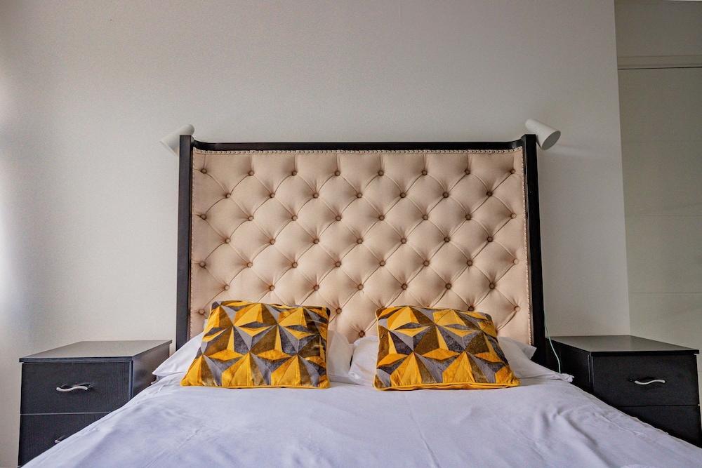 Host Stay Manfield Avenue
