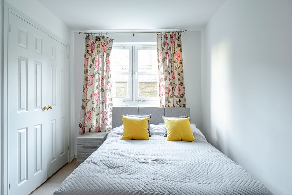 Charming Edinburgh Apartment view 2