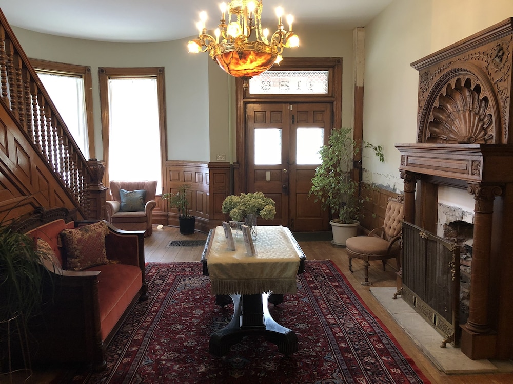 Vineyard Mansion & Carriage House Bed & Breakfast