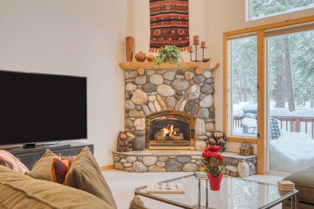 Pinewood Lodge by Avantstay Cozy Cabin Near Ski Resorts & Hiking
