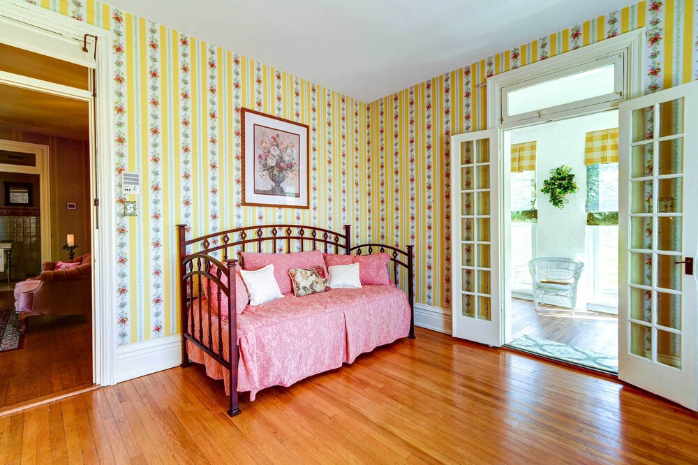 Bowling Green House w/ Shared Pool! view 5