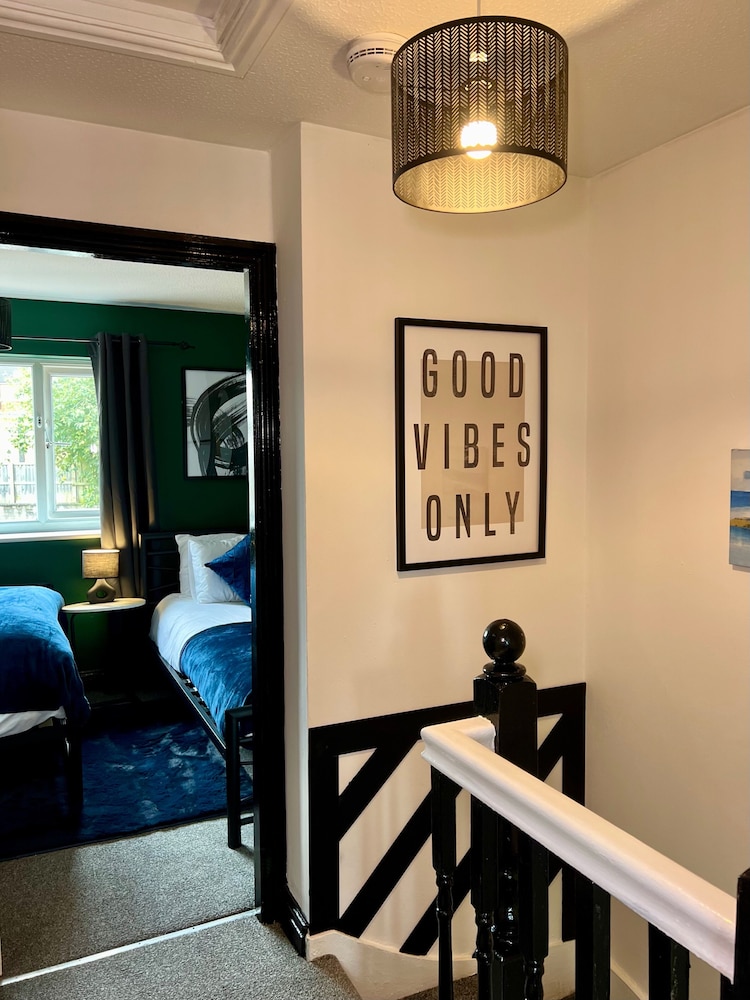 2-bed - Sleeps 4 - Pet Friendly & Free Parking