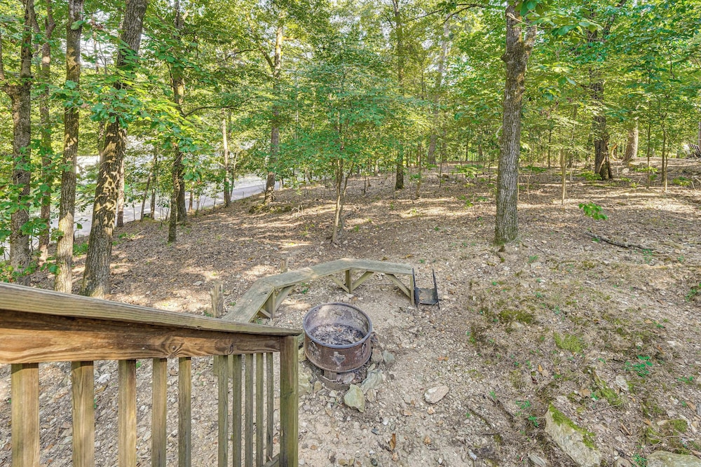 3 Mi to Beavers Bend State Park: Hot Tub Hideaway!
