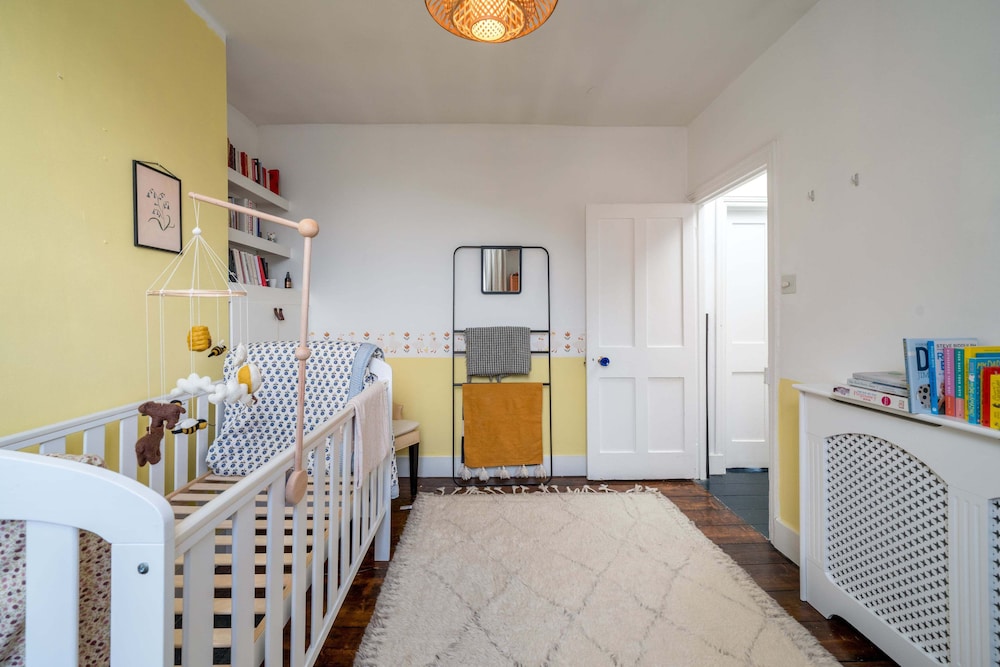 JOIVY Stylish 2-Bed House W/ Private Garden In Hackney