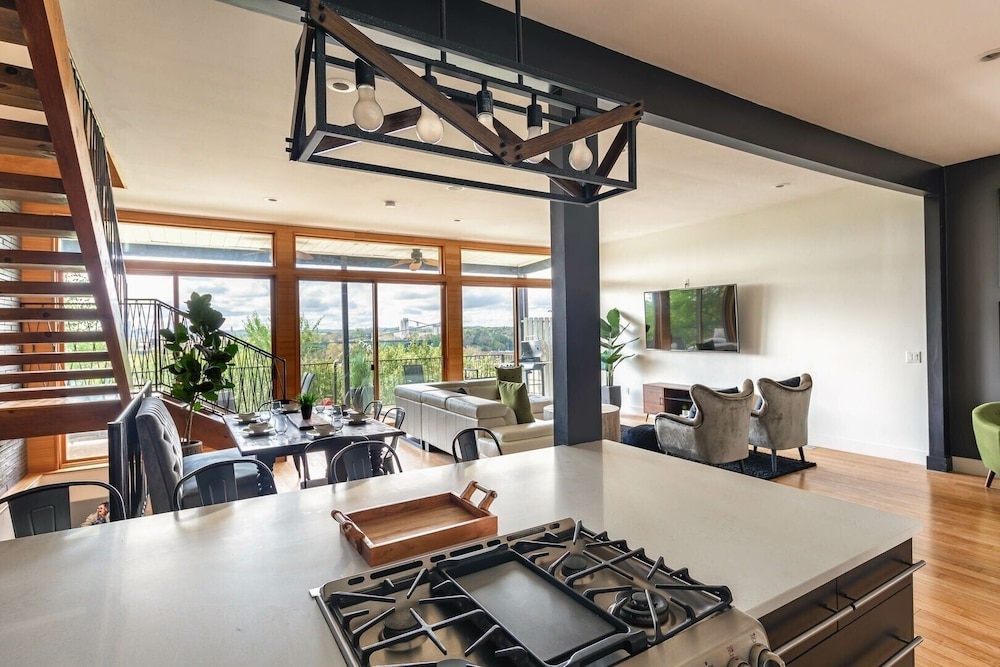 Best Views In Nashville / Massive Rooms 4 Bedroom Home by RedAwning view 4