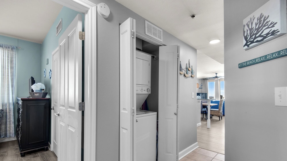Beachfront Corner Unit w/ Wrap-around Balcony, Close to Attractions!