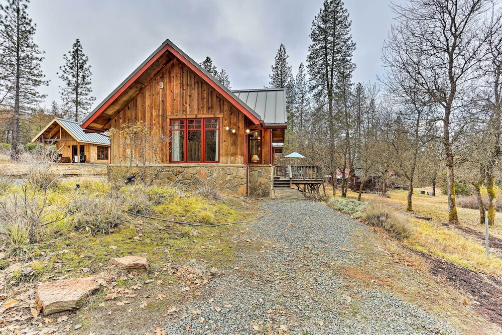Peaceful Shasta Cascade Getaway on 15-acre Ranch!
