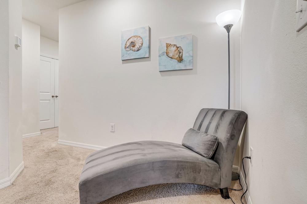 Modern Family Townhome w/ Patio in Riverview!