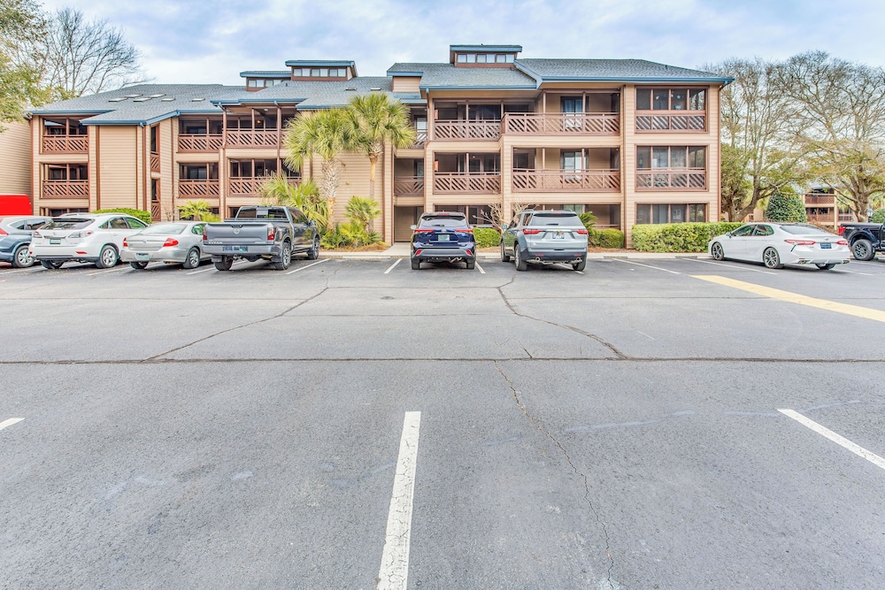 Walk to Ocean: Condo w/ 2 Pools in Myrtle Beach